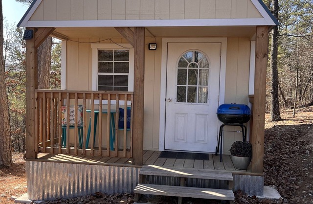 Glamping Getaway - Tiny home on 143 acres of beauty!