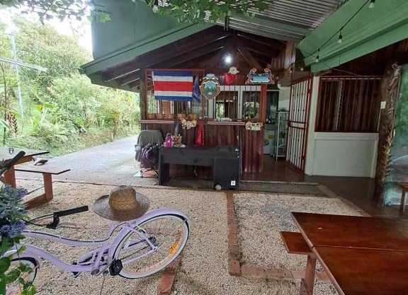 Glamping Rio Celeste Heliconia