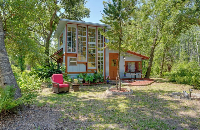 Glamping-Style Cabin on 20-Acre Farm Near Lutz!