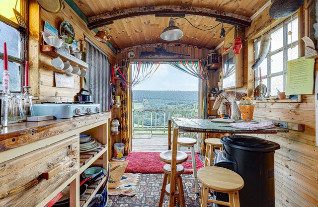 Glamping Wagon - 1 x Double Bed, 2 x Single Bed