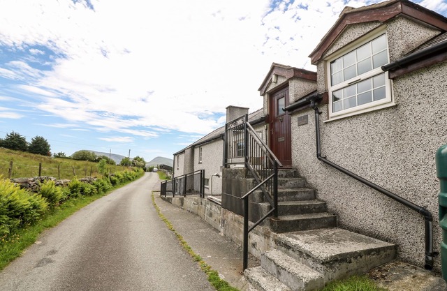 GLAN Y GORS, pet friendly, character holiday cottage in Llanberis