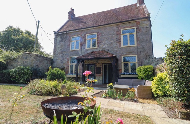 GLEBE GARTH, pet friendly, with hot tub in Niton