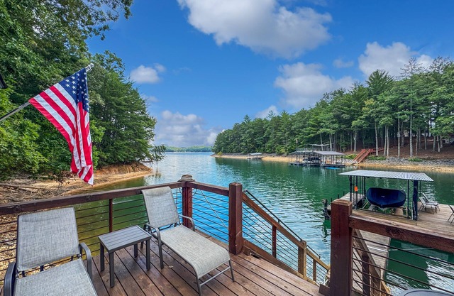 Gleesome Inn - Waterfront | Private Dock | Stunning Views!
