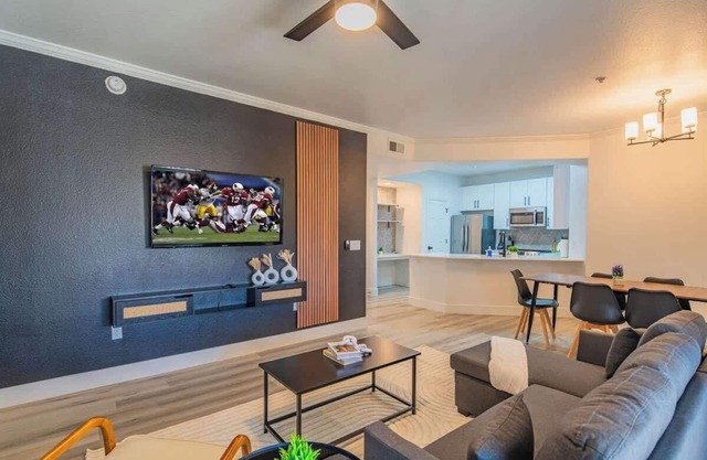 Glendale 2BD Stay | Near Stadium, King Bed + W/D