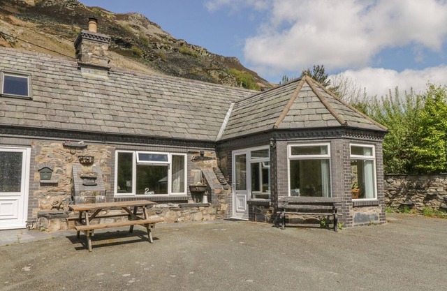 GLENDOWER, pet friendly, character holiday cottage in Llangynog