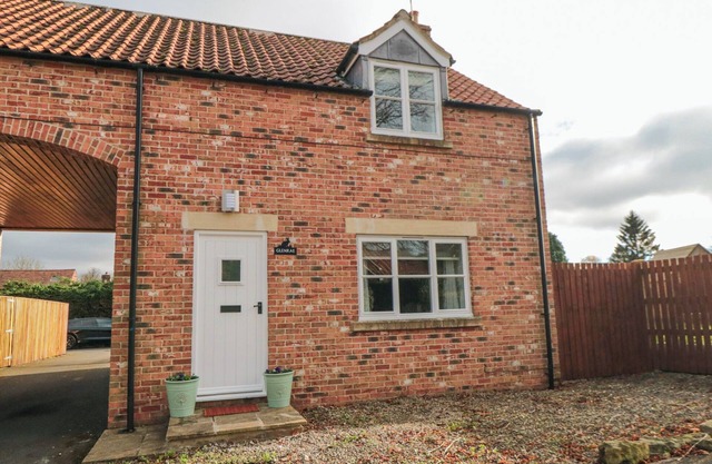 GLENRAE, with a garden in Thornton-Le-Dale