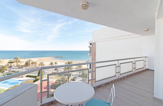 Global Properties: Apartment with terrace and incredible sea views