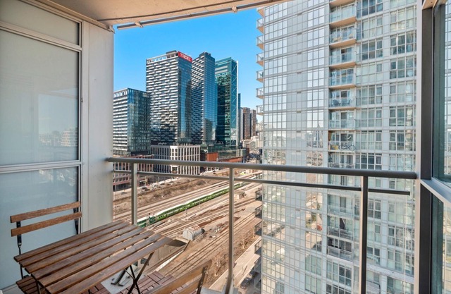 GLOBALSTAY. Azure 1Br+den Apartment w Lake Ontario Views
