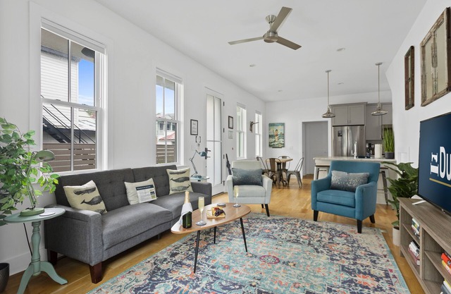 Globetrotter Suite C | Whimsical Historic Retreat