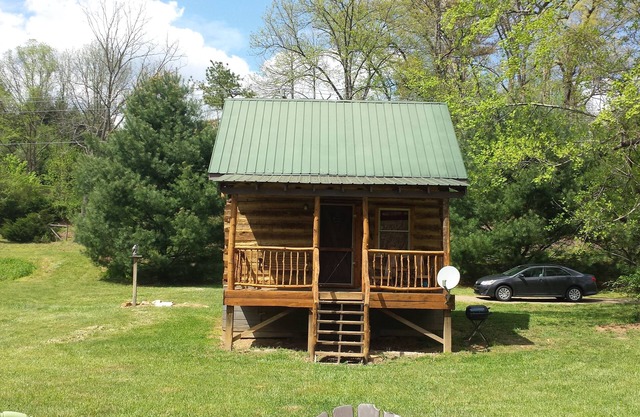 Glory Days Riverfront 1800s log cabin near Gem mines