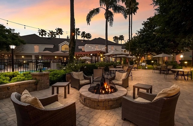 Go for a Splash on Torrance Beach! Full Kitchen, Free Breakfast, Pets Allowed!