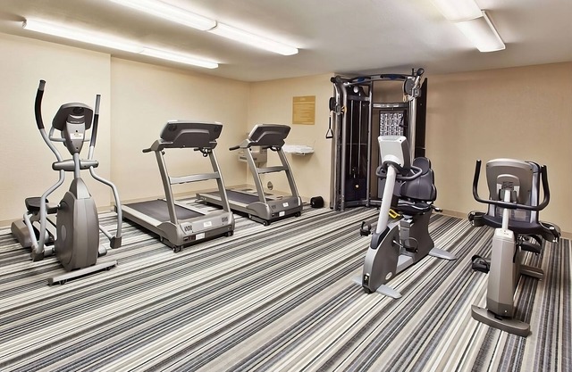 Go for a Walk in Thomas Jefferson Park! Pets-Allowed, Kitchen, Private Parking!