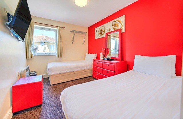 GO2 Gloucester Hotel by OYO | Standard Twin