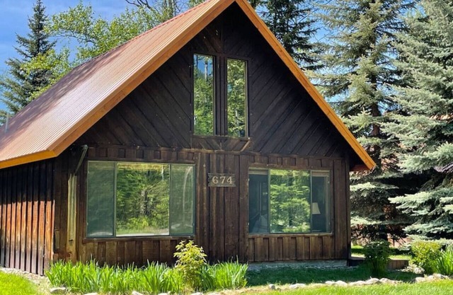 Going to the Sun Getaway ~ Located in West Glacier, Minutes from park entrance.