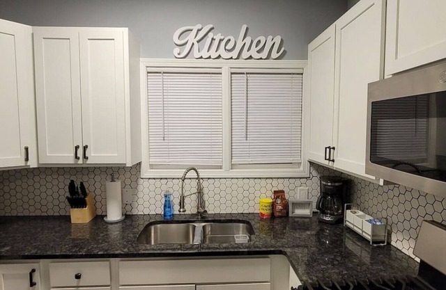 Gold 1 · Retreat Suite 2 - Cozy Downtown Getaway