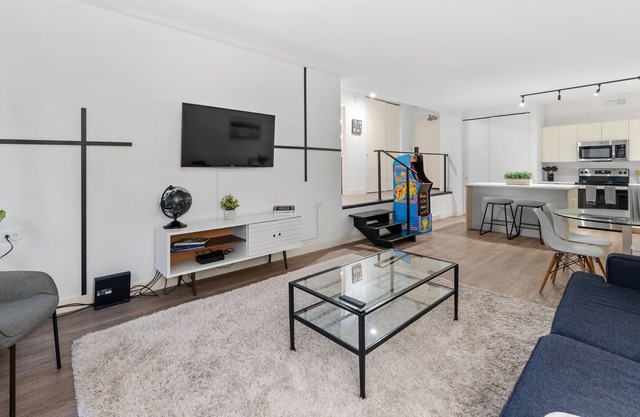 Gold Coast Luxury Condo w/ Rooftop Pool