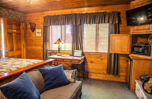 Gold Rush - Eagle's Nest Rustic Cabin