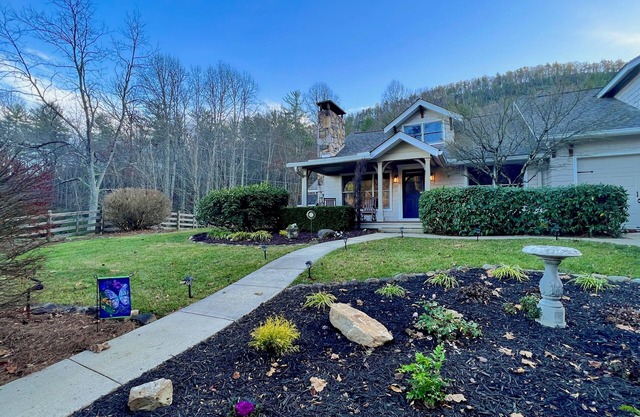 Golden Acres Ranch Hot Tub,Game Room, Creek & Mtn View. 8m from DT Highlands