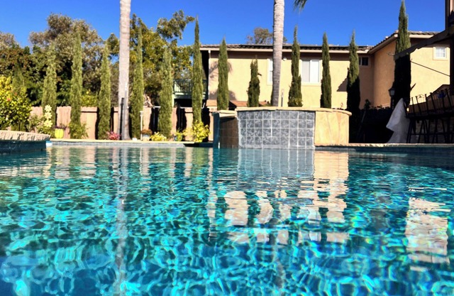 Golden Coast: Spacious 5-bedroom, Pool, Spa, AC, Pool Table, Piano, Giant Game