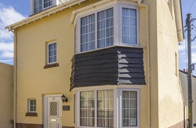 Golden Cottage - Town Centre, near Beach with Free Parking and WiFi