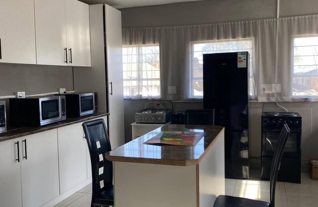 Golden gate guesthouse 0787391431