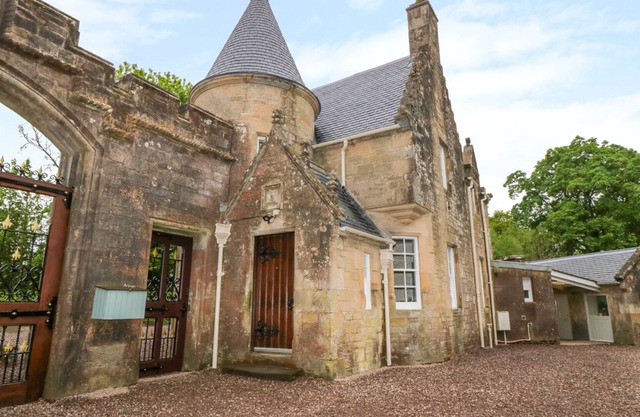GOLDEN GATES LODGE, family friendly, with open fire in Doune