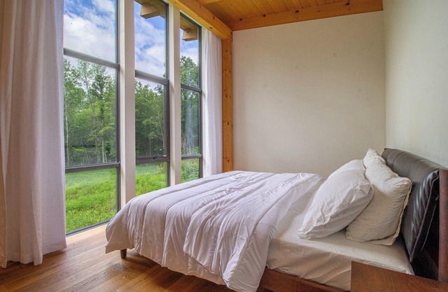 Golden Hour Cottage - Two Bedroom Cottage, Sleeps 4