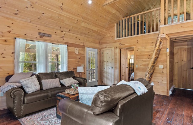 Golden Meadows spacious Cabin with Fire-pit, near all baseball camps