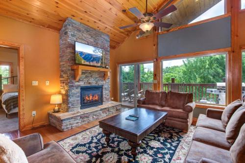 Golden Oak Lodge by Stony Brook Cabins