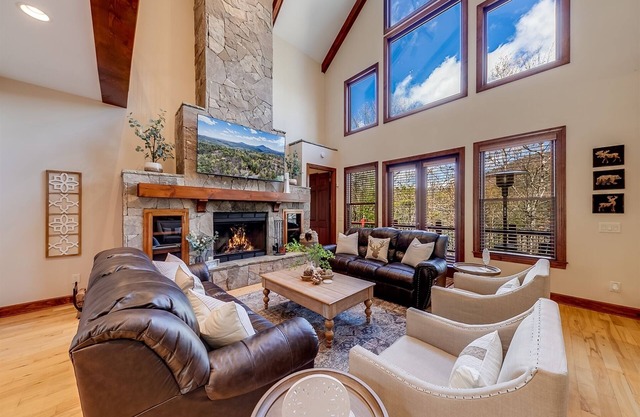 Golden Ridge Lodge- Luxury Mountain Escape in Helen, GA