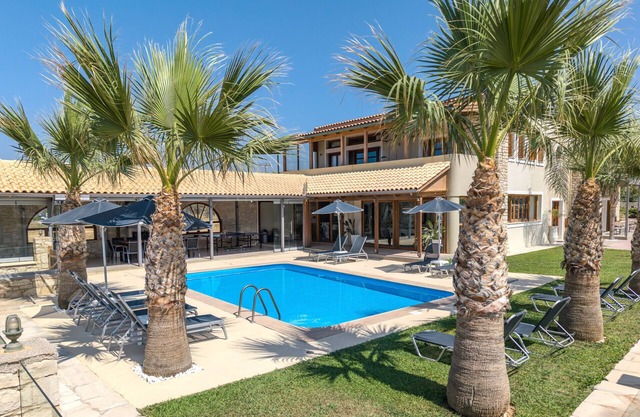 Golden sand beachfront villa ,6 Bedrooms,Rethymno