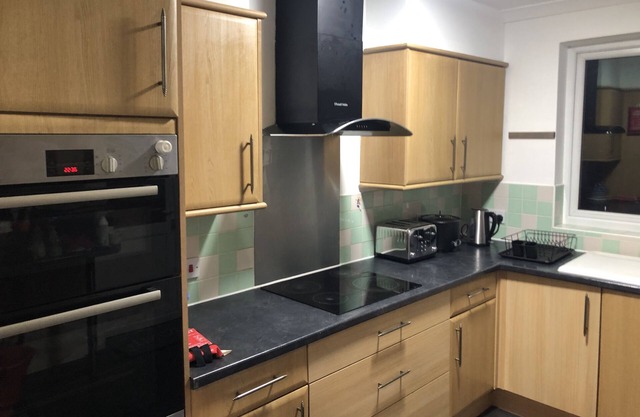 Golden Villa - Charming 3-Bed House in Uxbridge