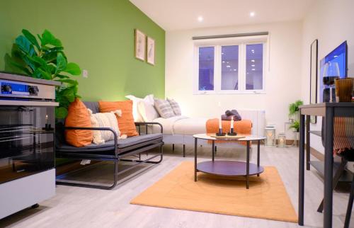 GoldersGreen Apartments by Sleepy