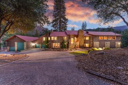 Goldside Mansion w/sleeping for 20 and tons of fun