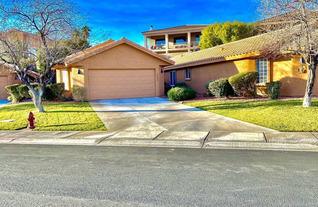 Golf and Sunny Getaway 3 Bdrm 2 Bath sleeps 6