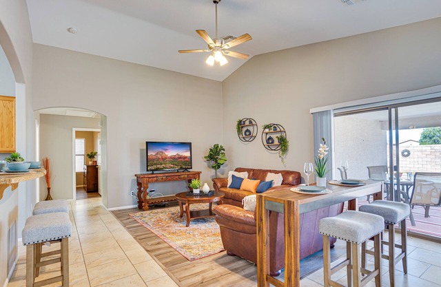 Golf Community w/Private Pool! Super Clean.