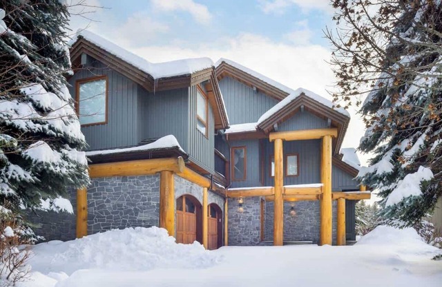 Golf Course chalet, Hot Tub, Theatre, Scenic Views