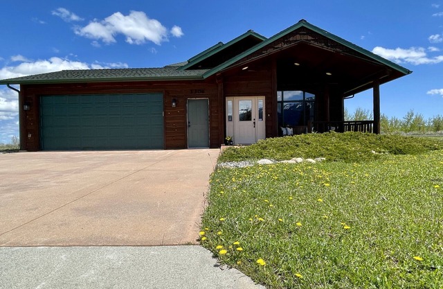 Golf Course Home, Hot tub, WiFi, Minutes from Skiing