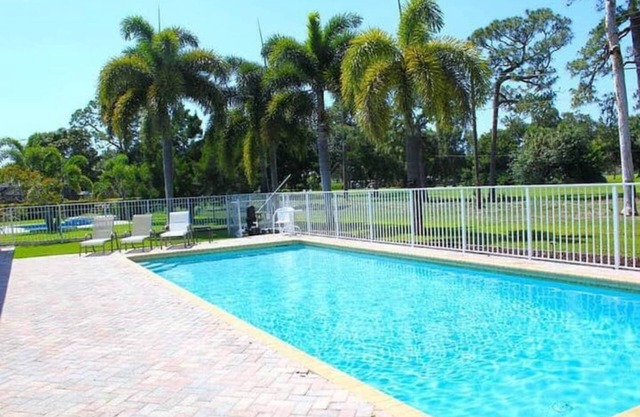 Golf course view & heated pool in Lake Worth, FL