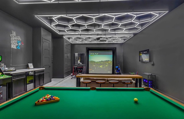 Golf Sim, Billiards, Pool/Hottub-walk to Old Town!