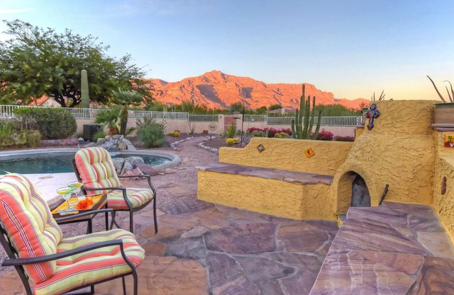 Golfing/Hiking Oasis: Mt VIEWS, Htd POOL, Spa, Putting Green, TVs All BRs
