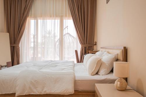 Golfside Serenity - Stylish 1 BHK by FREE Holiday Homes