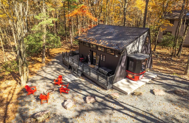 Gondola34 - Poconos most unique tiny cabin! Last minute opening 9-29 to 10-3!