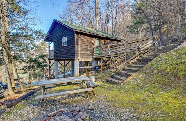 'Gone Hiking' Bryson City Cabin w/Hot Tub & Grill