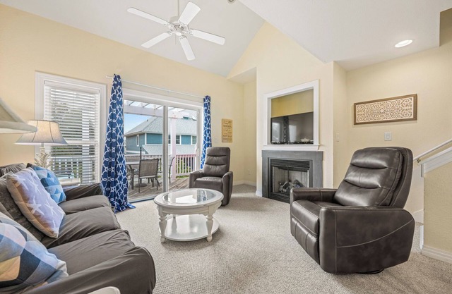 Good Vibes at Cambridge Cove Town Home, Family Fun Water Park, Beat Traffic with Flex-Stay