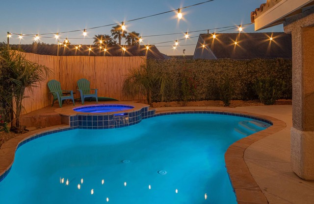 Good Vibes off the strip, 5BR, Secret room, 2 King Beds, Pool and Spa