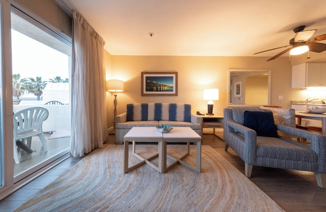 Good Vibes! One Bedroom Suite, Near Oceanside City Beach