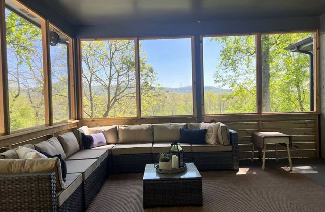 Good Vibes Only: Red River Gorge! Large Game Room! Hot Tub!