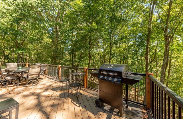 Good Vibrations: Lake Access, Log Chalet, Hot Tub, Fire Pit, Grill!