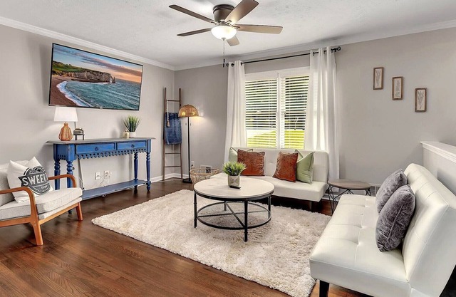 GoodKarma Rentals - Historic Marietta Newly Renovated Entire House.Next Door to